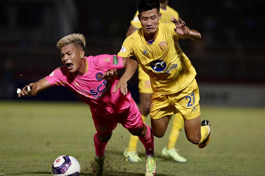 Cả Sài Gòn FC lẫn Nam Định đều níu nhau dưới đáy bảng. Ảnh: ANH PHƯƠNG