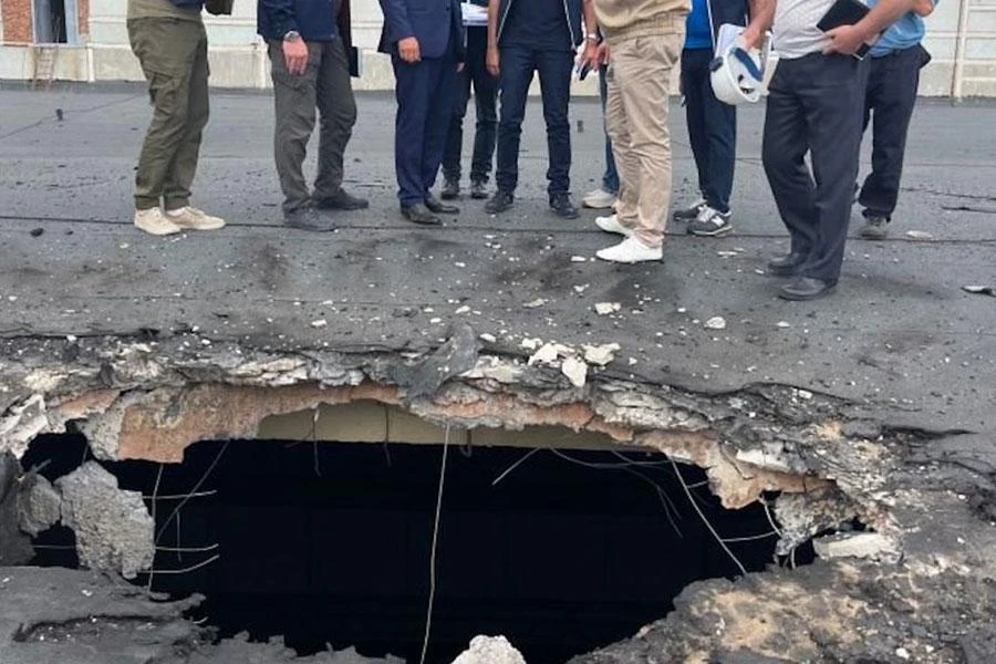 Đoàn thanh sát viên IAEA kiểm tra hư hại do pháo kích trên nóc một tòa nhà ở Nhà máy Zaporizhzhia. Ảnh: CNN