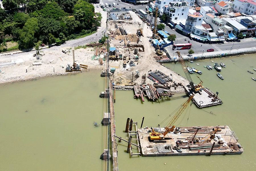 Cầu Xóm Bóng đang được thi công, xây mới. Ảnh: HH