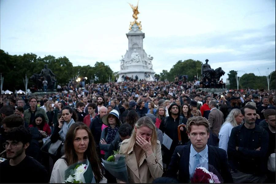 Người dân Anh tập trung trước điện Bukingham tiếc thương Nữ hoàng Elizabeth II ngày 8-9. Ảnh: HENRY NICHOLLS/REUTERS