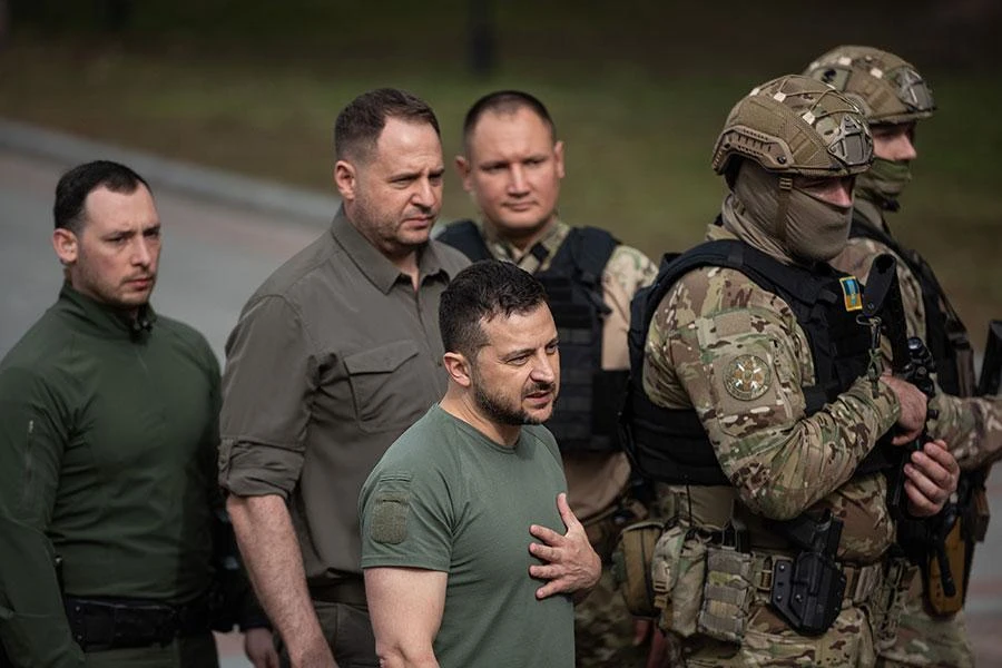 Tổng thống Ukraine Volodymyr Zelensky (giữa) trong một cuộc họp báo ở thủ đô Kiev ngày 10-9. Ảnh: GETTY