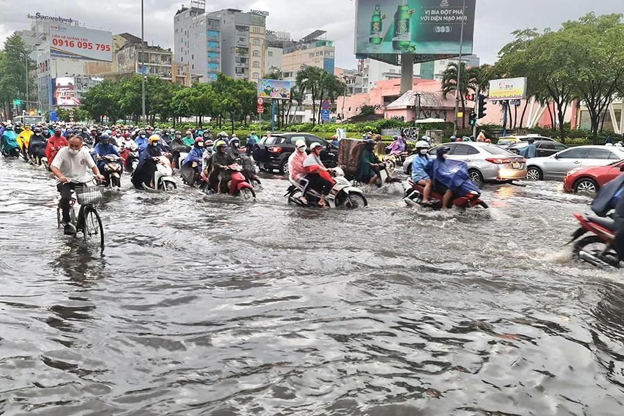 TP.HCM là khu vực nhạy cảm với các yếu tố KTTV như vấn đề ngập khi mưa lớn và thủy triều dâng cao. Ảnh: CHÂU NGUYÊN