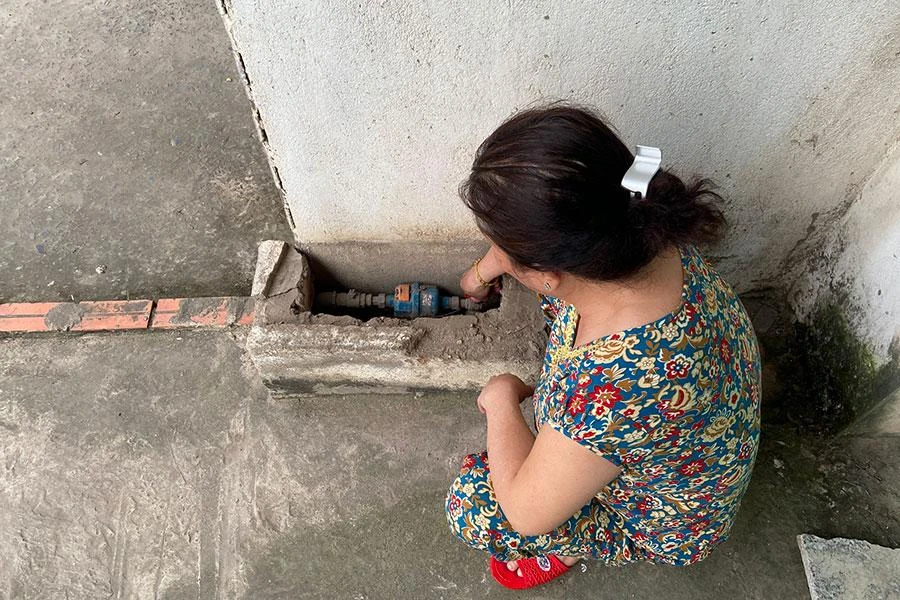 Đồng hồ nước đặt bên ngoài phải có sự bảo quản để tránh bị mất cắp. Ảnh: HUỲNH THƠ