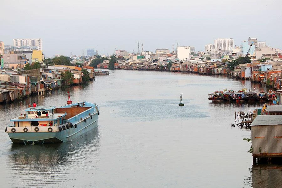 Trong giai đoạn 2021-2025, TP.HCM có kế hoạch thực hiện các dự án trọng điểm với số dân bị thu hồi đất lên đến hàng chục ngàn người, trong đó sẽ di dời nhà ở trên và ven kênh Đôi (khoảng 6.500 căn). Ảnh: HOÀNG GIANG