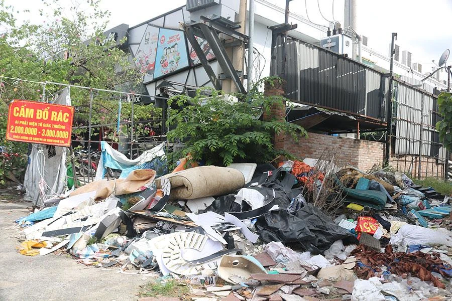 Dù đã treo bảng “cấm đổ rác” nhưng một số người vẫn lén đem rác thải đến đổ tại khu vực này. Ảnh: TÚ NGÂN