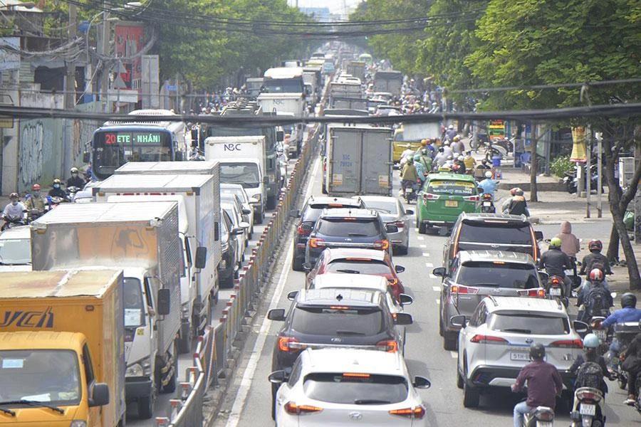 Tình trạng kẹt xe khu vực phía nam TP.HCM ngày càng nghiêm trọng. Trong ảnh: Lượng xe đông đúc trên đường Nguyễn Tất Thành (quận 4). Ảnh: ĐT