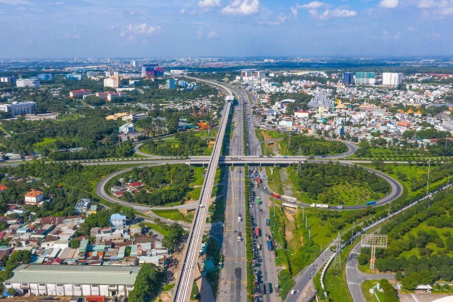 Vùng động lực phía Nam tập trung vào tứ giác TP.HCM - Bình Dương - Đồng Nai - Bà Rịa-Vũng Tàu. Trong ảnh: Tuyến metro số 1 Bến Thành - Suối Tiên định hướng được kéo dài đến hai tỉnh Bình Dương và Đồng Nai trong tương lai. Ảnh: HOÀNG GIANG Vùng động lực phía Nam tập trung vào tứ giác TP.HCM - Bình Dương - Đồng Nai - Bà Rịa-Vũng Tàu. Trong ảnh: Tuyến metro số 1 Bến Thành - Suối Tiên định hướng được kéo dài đến hai tỉnh Bình Dương và Đồng Nai trong tương lai. Ảnh: HOÀNG GIANG