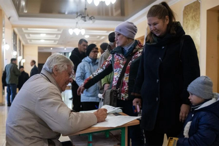 Người dân tỉnh Luhansk (Ukraine) đi bỏ phiếu trưng cầu dân ý sáp nhập vào Nga. Ảnh: SPUTNIK