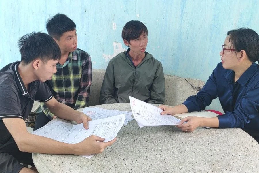 Ba anh em Tùng trình bày với PV về hoàn cảnh gia đình và mong sớm được giải quyết đăng ký thường trú để được cấp CCCD. Ảnh: NGUYỄN HIỀN