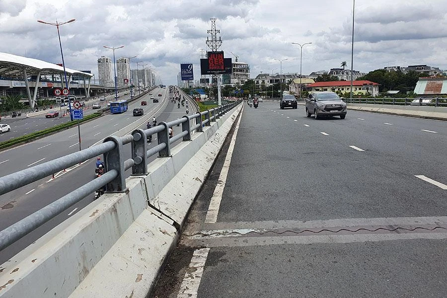 Cầu vượt Nguyễn Hữu Cảnh hiện đang cấm xe tải và xe trên 16 chỗ lưu thông. Ảnh: KC