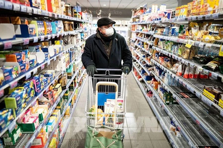 Người dân mua hàng trong siêu thị tại thủ đô Berlin (Đức). Ảnh: AFP