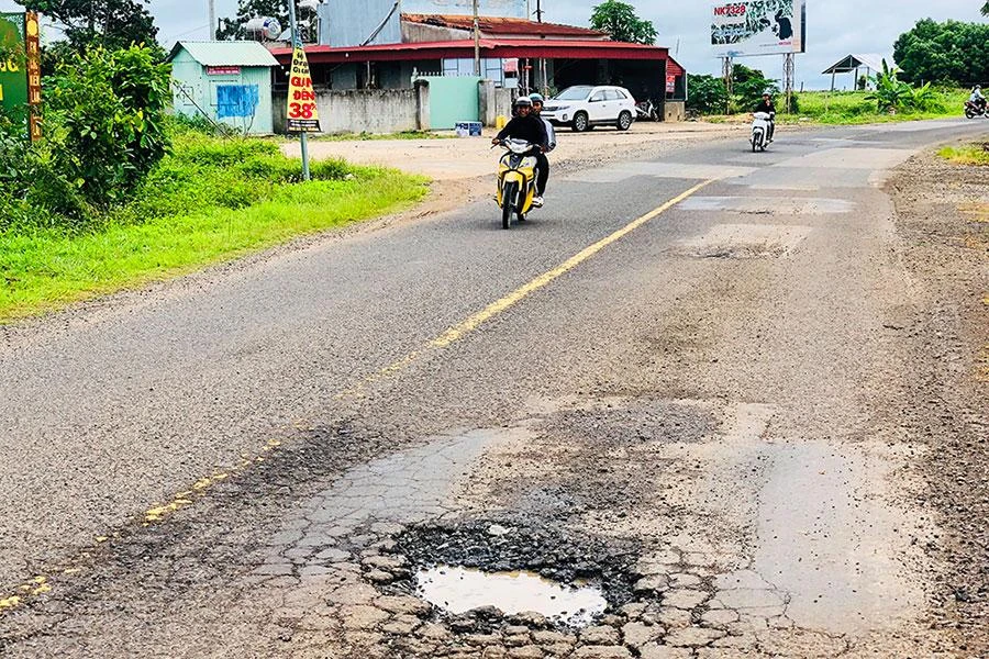 Đường Trường Sơn Đông đoạn qua huyện Kông Chro bị hư hỏng nặng do thi công các dự án điện gió. Ảnh: TH