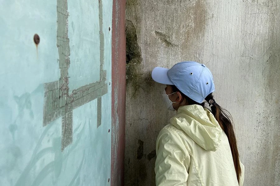 Bà Dung đi cùng với PV đến Tịnh thất Bồng Lai nhưng không ai mở cửa. Bà gọi cho ba số điện thoại (mà trước đây bà hay gọi khi đến thăm con) nhưng đều không có ai bắt máy. Ảnh: HUỲNH THƠ