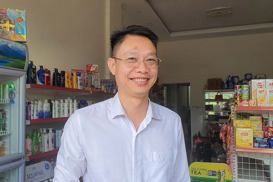 Ông Huỳnh Thanh Lam và hiện trường vụ án camera ngó qua hàng xóm. Ảnh: TRẦN VŨ