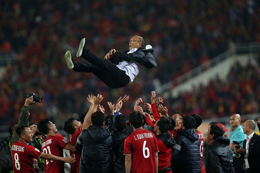 Kỷ niệm đẹp khi đăng quang AFF Cup của thầy trò ông Park Hang-seo. Ảnh: ANH PHƯƠNG Kỷ niệm đẹp khi đăng quang AFF Cup của thầy trò ông Park Hang-seo. Ảnh: ANH PHƯƠNG