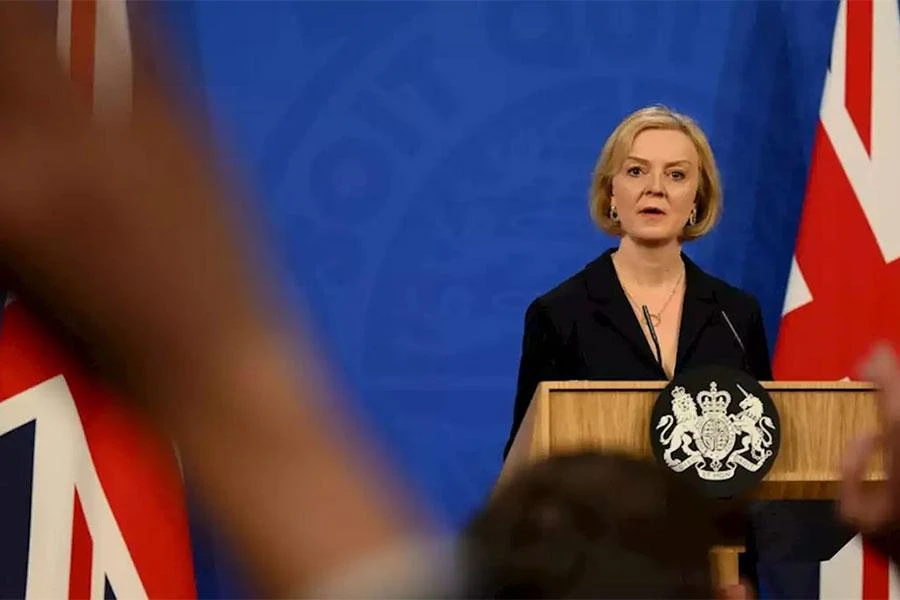 Thủ tướng Anh Liz Truss trong một cuộc họp báo ở thủ đô London ngày 14-10. Ảnh: REUTERS
