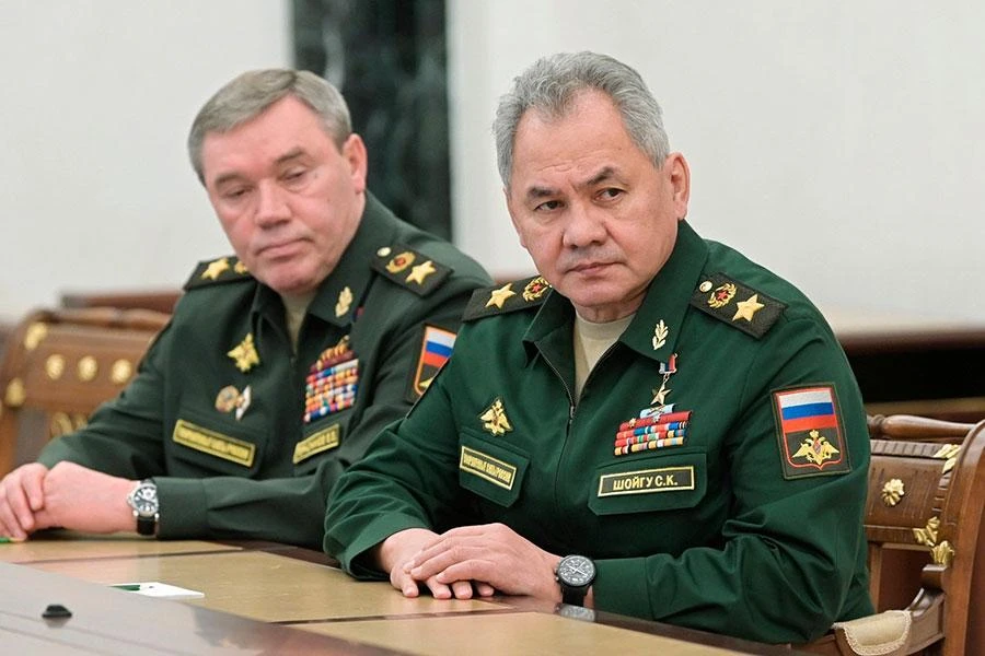 Bộ trưởng Bộ Quốc phòng Nga Sergei Shoigu (phải) trong một phiên làm việc ở thủ đô Moscow hồi tháng 6. Ảnh: AP