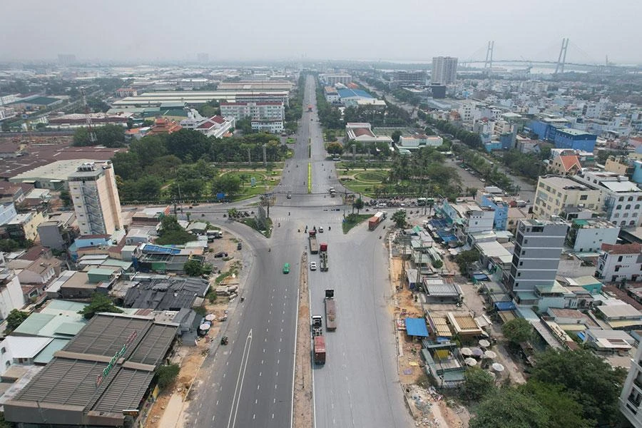 Giao lộ Huỳnh Tấn Phát - Nguyễn Văn Linh đang là nút giao đồng mức, theo Quyết định 1994, giao lộ này phải được đầu tư thành nút giao khác mức. Ảnh: ĐÀO TRANG