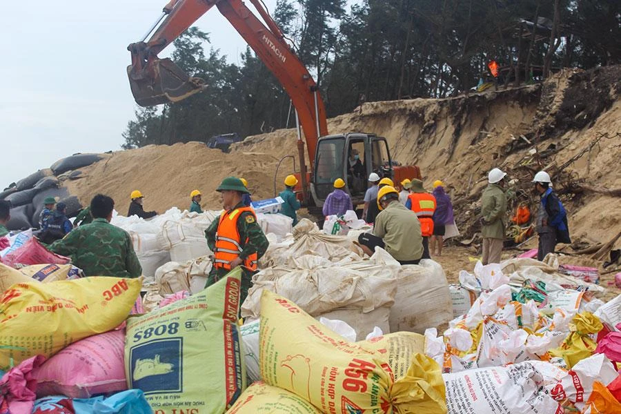 Lực lượng chức năng và người dân đắp kè tạm tại biển Phú Thuận, huyện Phú Vang, Thừa Thiên-Huế. Ảnh: NGUYỄN DO