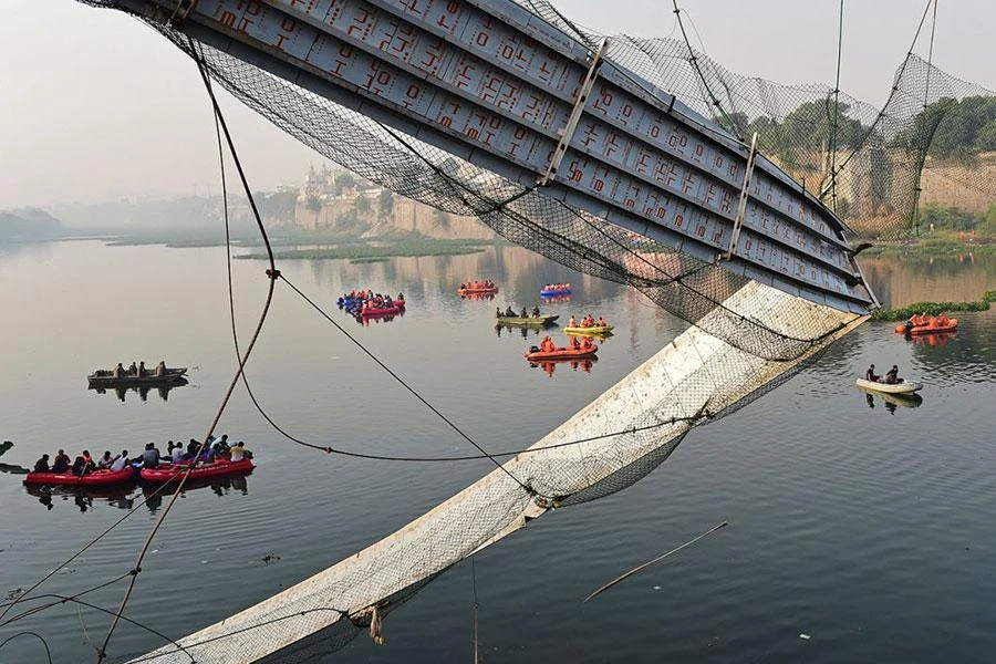 Lực lượng cứu hộ vẫn đang tìm kiếm nạn nhân quanh khu vực cầu treo bị sập ngày 31-10 ở bang Gujarat (Ấn Độ). Ảnh: AFP