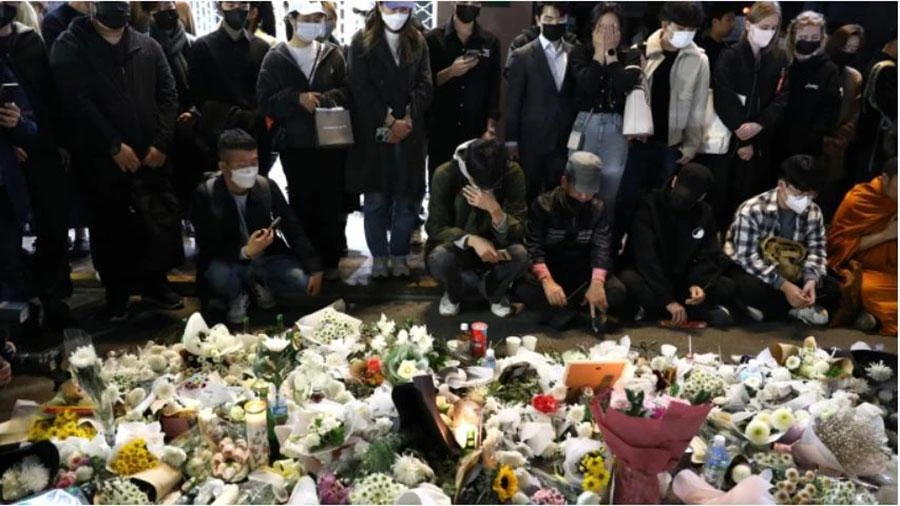 Người dân tưởng nhớ các nạn nhân gần khu vực xảy ra thảm kịch giẫm đạp đêm Halloween tại thủ đô Seoul (Hàn Quốc) ngày 31-10. Ảnh: GETTY IMAGES