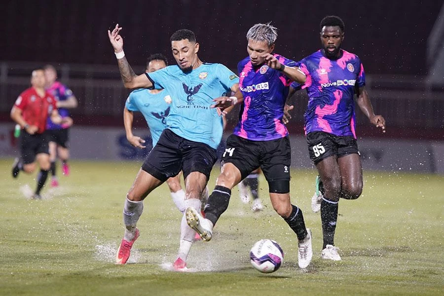 Trong khi Sài Gòn FC thua trận “chung kết ngược” trước SHB Đà Nẵng và chìm sâu ở đáy bảng thì Hà Tĩnh có 1 điểm quý trước Hải Phòng, mở ra nhiều đường thoát. Ảnh: ANH PHƯƠNG