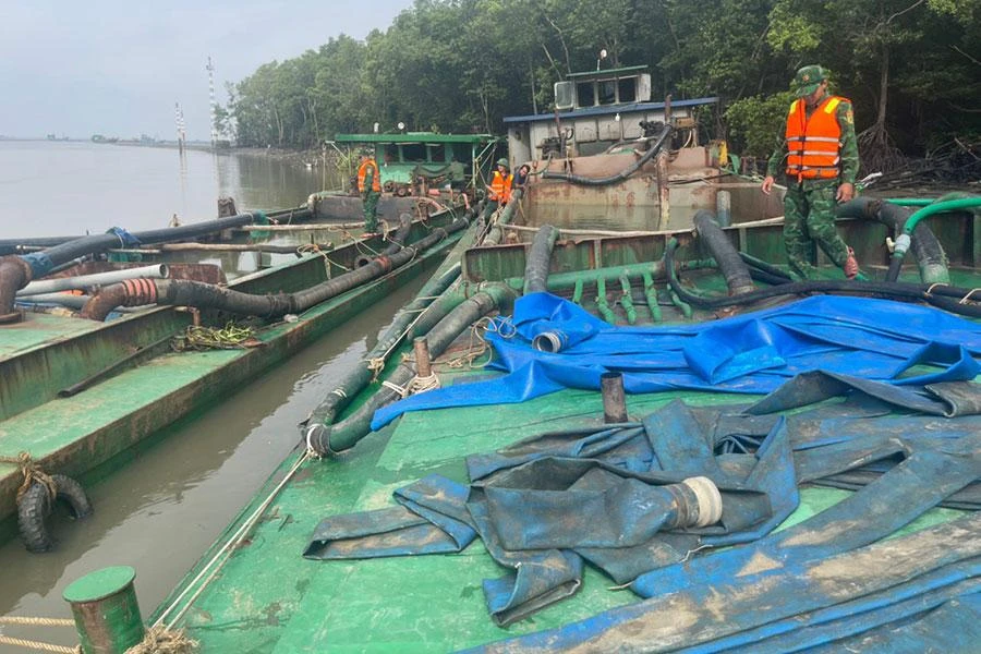 Một sà lan khai thác cát trái phép ở huyện Cần Giờ, TP.HCM bị lực lượng chức năng xử lý. Ảnh: NC
