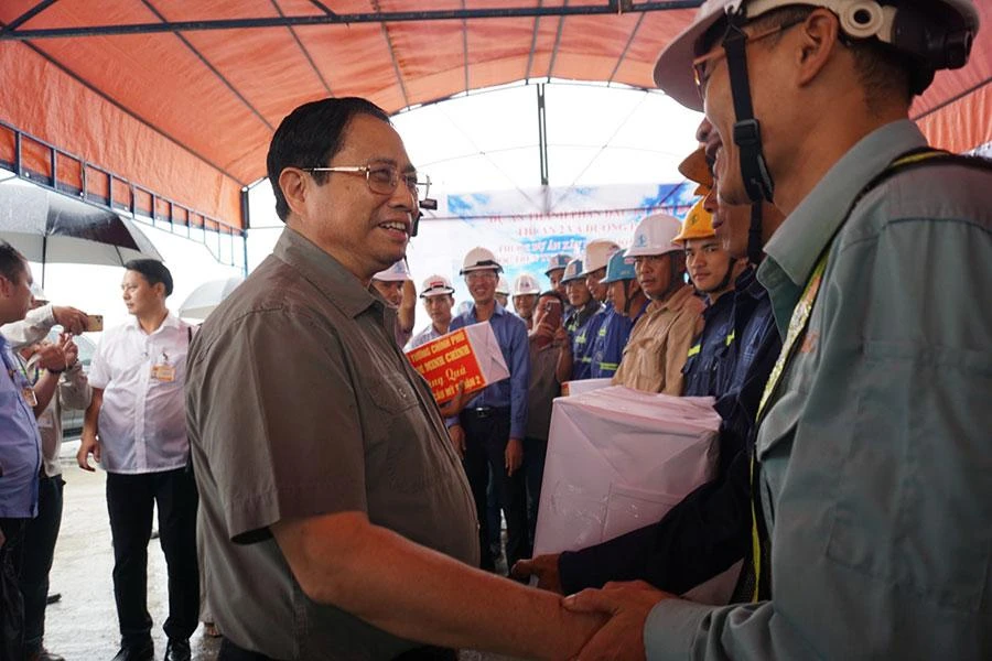 Thủ tướng Phạm Minh Chính kiểm tra tiến độ cầu Mỹ Thuận 2 và tặng quà cho các công nhân thi công tại công trường. Ảnh: HẢI DƯƠNG