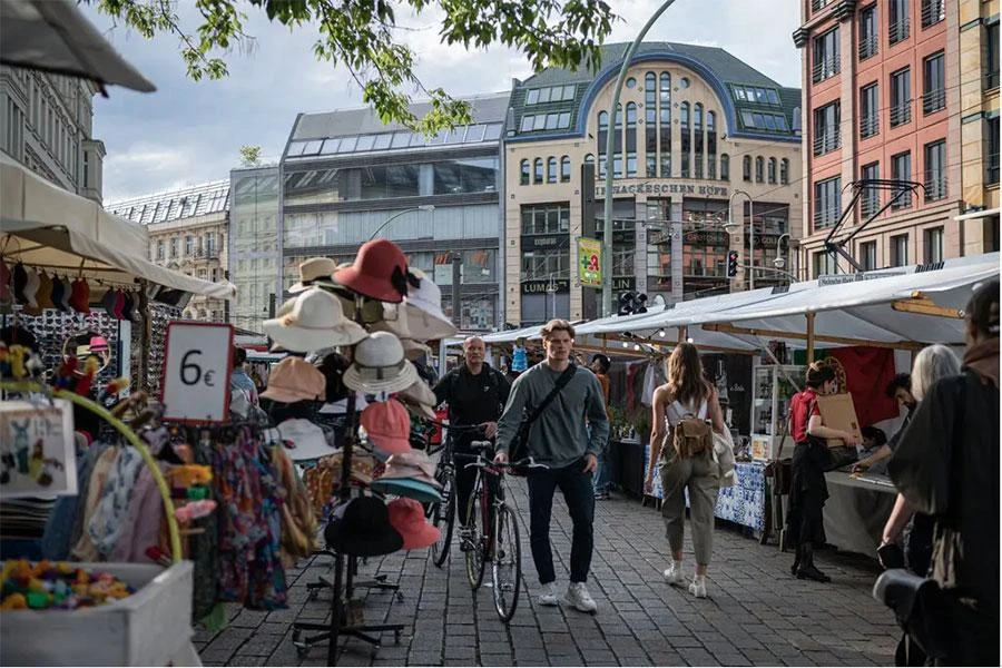 Người dân đi mua sắm tại một khu chợ ở Berlin. Kinh tế Đức tăng trưởng nhẹ trong quý III-2022, một phần nhờ sức mua tăng. Ảnh: THE NEW YORK TIMES