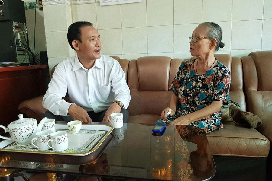 Bà Nguyễn Thị Phương đang trao đổi cùng luật sư. Ảnh: ĐÔNG YÊN