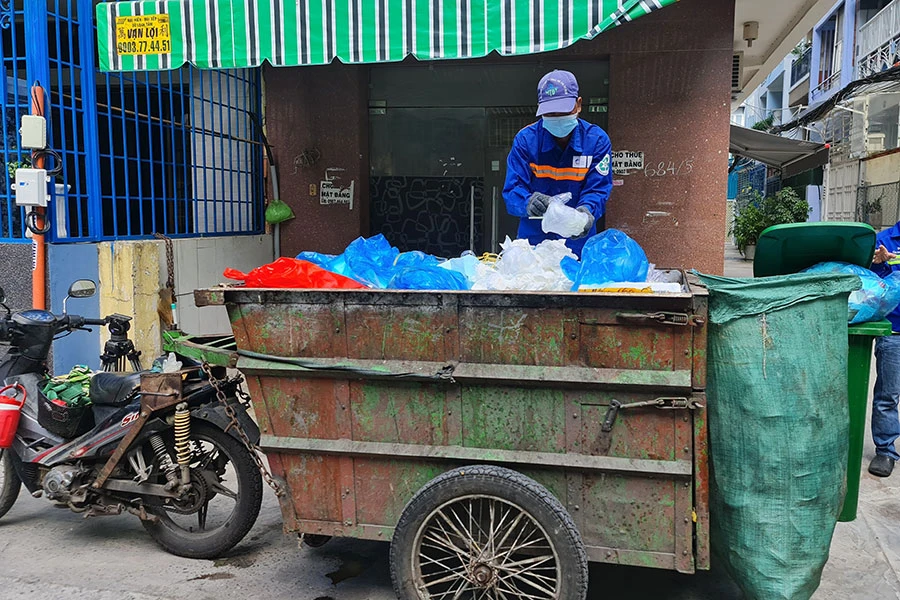 Cần đầu tư phương tiện thu gom rác chuyên nghiệp để phân loại rác đạt hiệu quả. Ảnh: CHÂU NGUYÊN