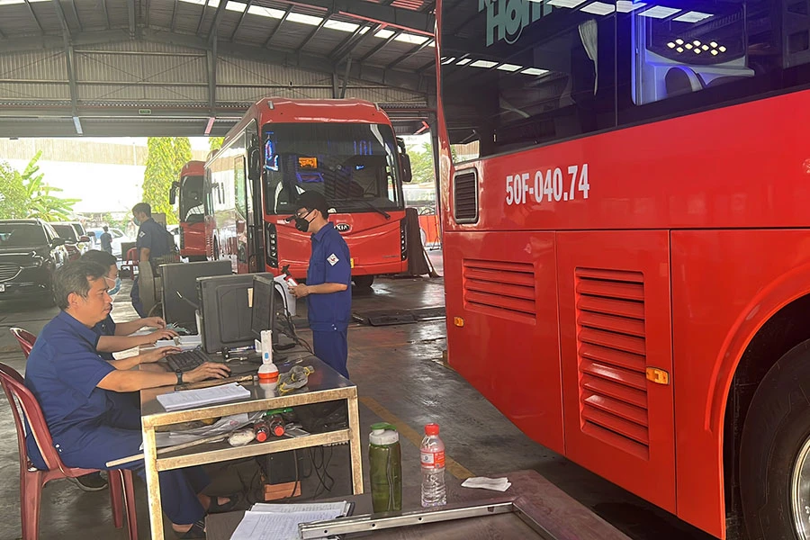 Đại diện Trung tâm Đăng kiểm xe cơ giới 50-01S cũng cho biết trước đây trung tâm chỉ kiểm định khoảng 100 xe/ngày nhưng hiện nay phải kiểm định đến 180 xe. Ảnh: ĐÀO TRANG