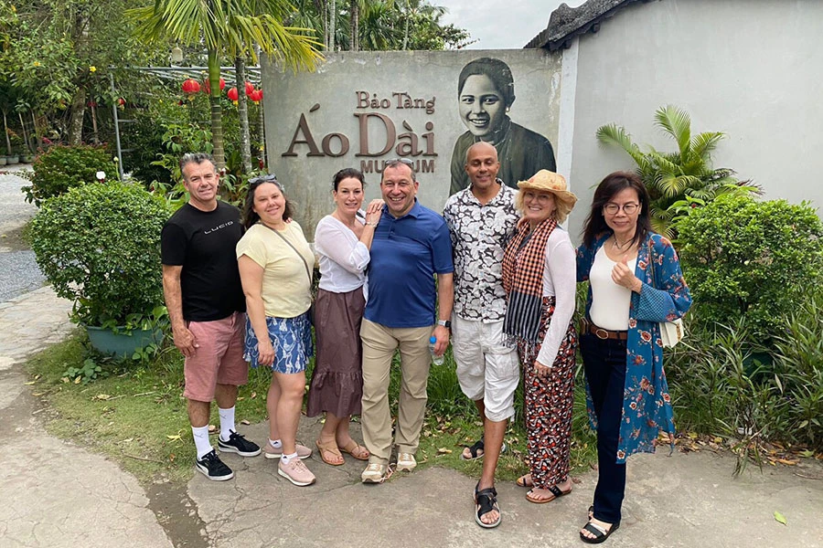 Nhiều du khách quốc tế hào hứng đến TP.HCM vào dịp tết Quý Mão 2023. Ảnh: THU TRINH