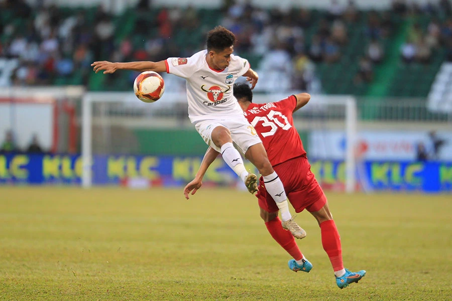 Với thành phần có quá nhiều cầu thủ trẻ và mới, cả bầu Đức lẫn HLV Kiatisak đều chưa dám đề cập đến chức vô địch. Ảnh: ANH PHƯƠNG