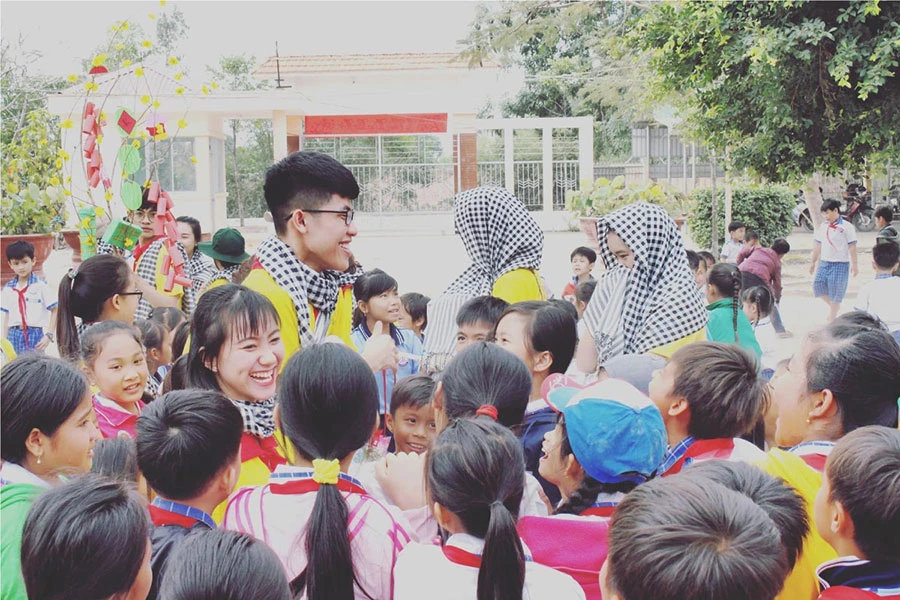 Tác giả trong hoạt động Xuân tình nguyện hướng về cộng đồng. Ảnh: NVCC Tác giả trong hoạt động Xuân tình nguyện hướng về cộng đồng. Ảnh: NVCC