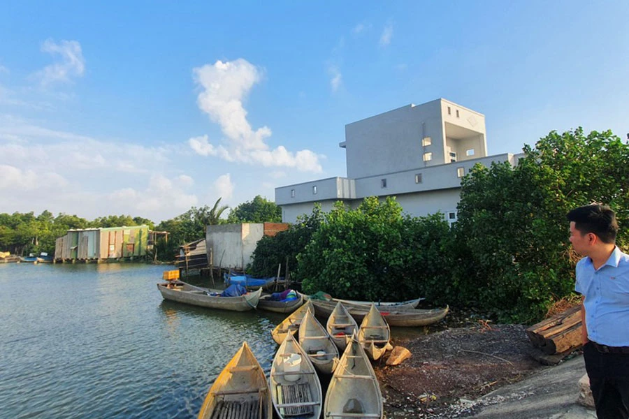 Hàng loạt công trình kiên cố xây dựng trái phép trên đê Đông. Ảnh: QN Hàng loạt công trình kiên cố xây dựng trái phép trên đê Đông. Ảnh: QN