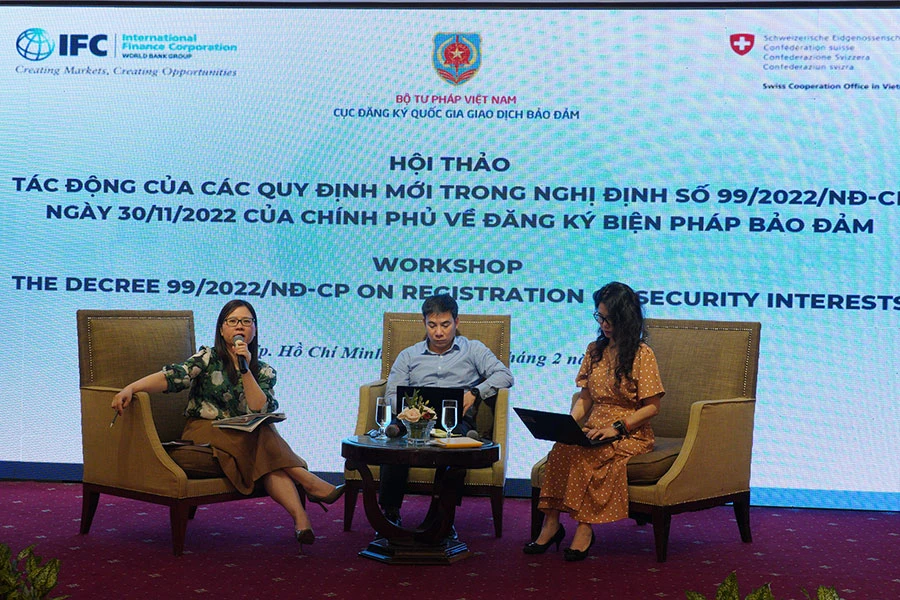 Bà Nguyễn Thị Thu Hằng (trái) và ông Nguyễn Hồng Hải (giữa), hai Phó Cục trưởng Cục Đăng ký quốc gia giao dịch bảo đảm, giải đáp thắc mắc của nhiều tổ chức tín dụng. Ảnh: THẾ GIANG