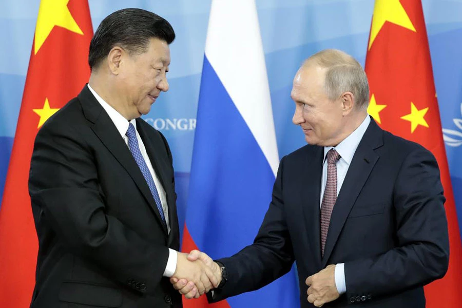 Tổng thống Nga Vladimir Putin (phải) trong một lần gặp Chủ tịch Trung Quốc Tập Cận Bình bên lề Diễn đàn Kinh tế phương Đông ở Vladivostok (Nga). Ảnh: AP