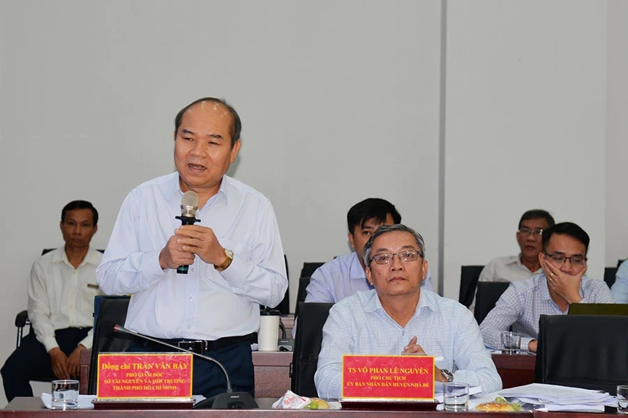 Ông Trần Văn Bảy, Phó Giám đốc Sở TN&amp;MT TP.HCM, phát biểu tại hội thảo. Ảnh: QL