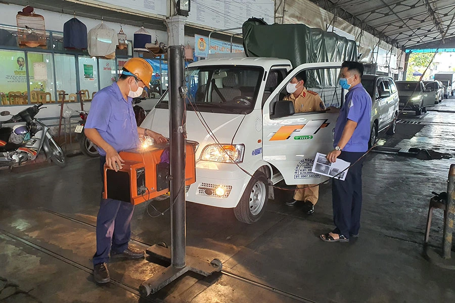 CSGT hỗ trợ trung tâm đăng kiểm tại TP.HCM vào ngày 13-3. Ảnh: THY NHUNG