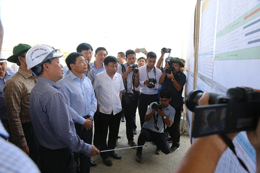Bộ trưởng Bộ GTVT Nguyễn Văn Thắng (đeo kính) đi kiểm tra công trường dự án cao tốc Vĩnh Hảo - Phan Thiết. Ảnh : PHƯƠNG NAM