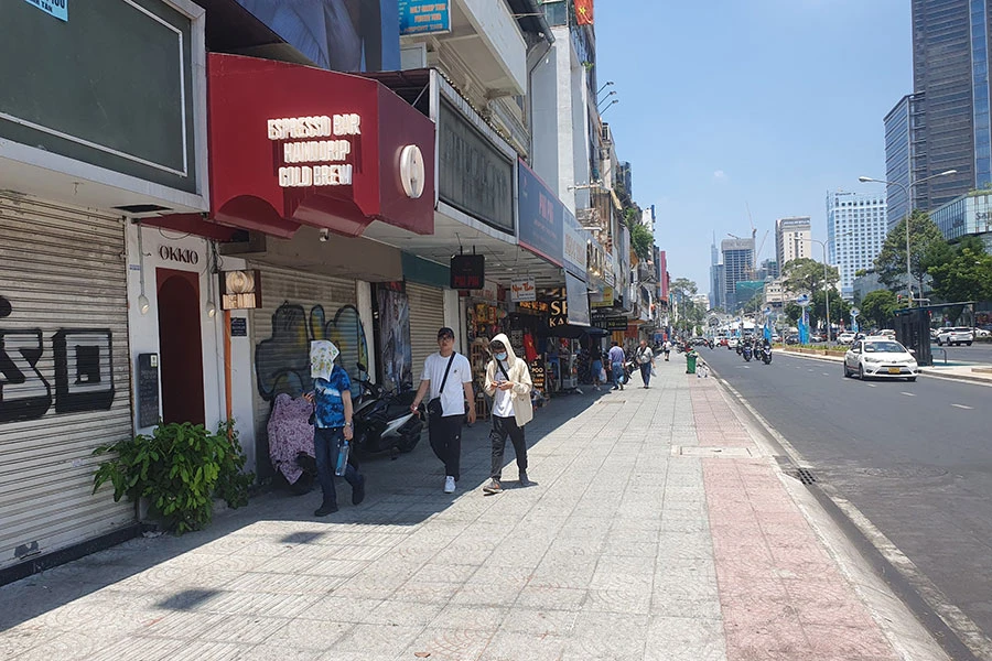 Đường Lê Lợi sau khi xong nhà ga metro đã rất thiếu cây xanh. Ảnh: KIÊN CƯỜNG