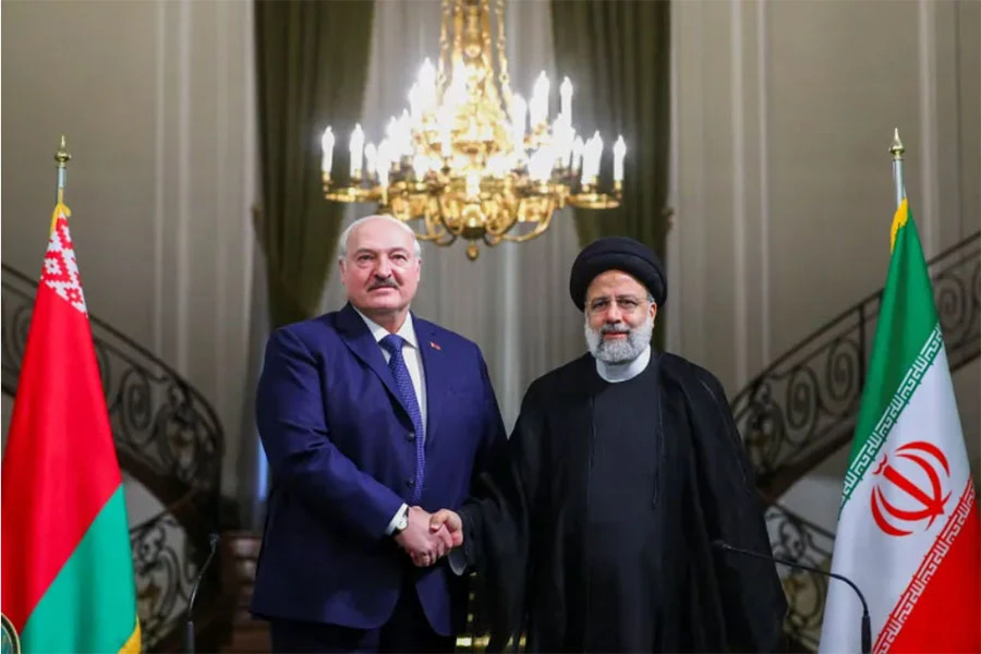 Tổng thống Belarus Alexander Lukashenko (trái) trong cuộc gặp với Tổng thống Iran Ebrahim Raisi ở Tehran (Iran) ngày 13-3. Ảnh: REUTERS