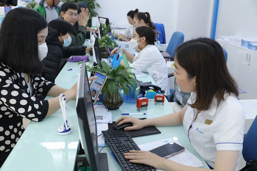 Người dân thực hiện chuẩn hóa thông tin thuê bao. Ảnh: THU HÀ