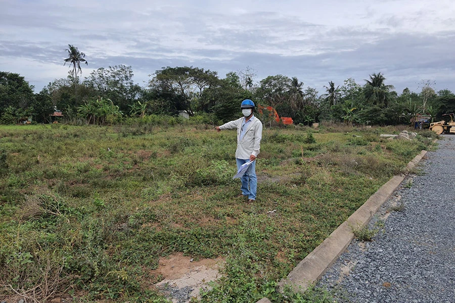 Lô đất diện tích 2.400 m2 mà Công ty Thiên Lộc giao dịch với vợ chồng ông H. Ảnh: HẢI DƯƠNG Lô đất diện tích 2.400 m2 mà Công ty Thiên Lộc giao dịch với vợ chồng ông H. Ảnh: HẢI DƯƠNG