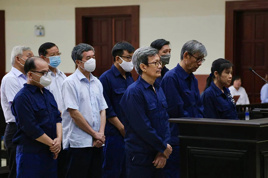 Các bị cáo nghe tòa tuyên án. Ảnh: TRƯỜNG GIANG