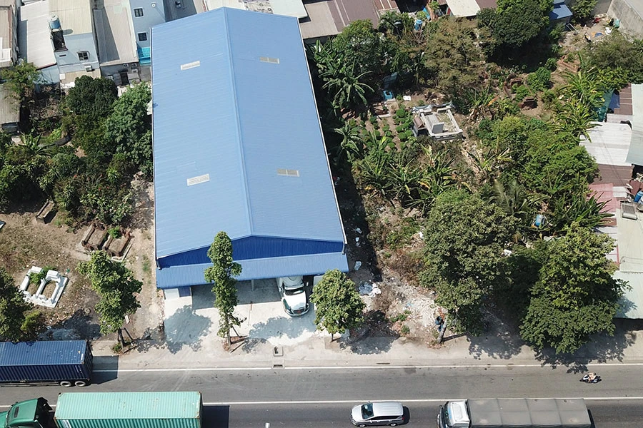 Nhà xưởng xây “lụi” diện tích hơn 600 m2 nằm trên đường Mỹ Phước - Tân Vạn vẫn ngang nhiên tồn tại. Ảnh: KHẢ DOANH - TRẦN NGỌC