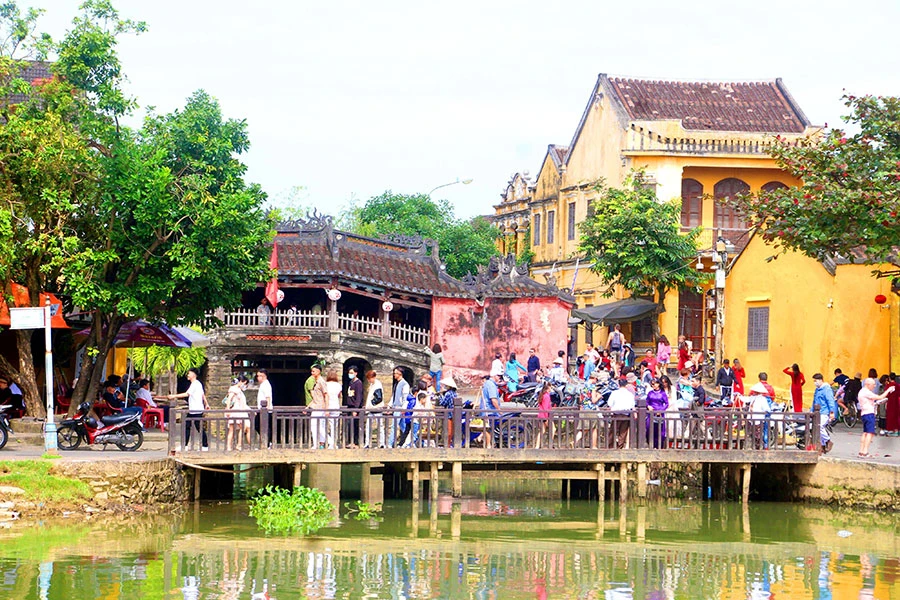 Du khách tham quan khu phố cổ Hội An. Ảnh: THANH NHẬT