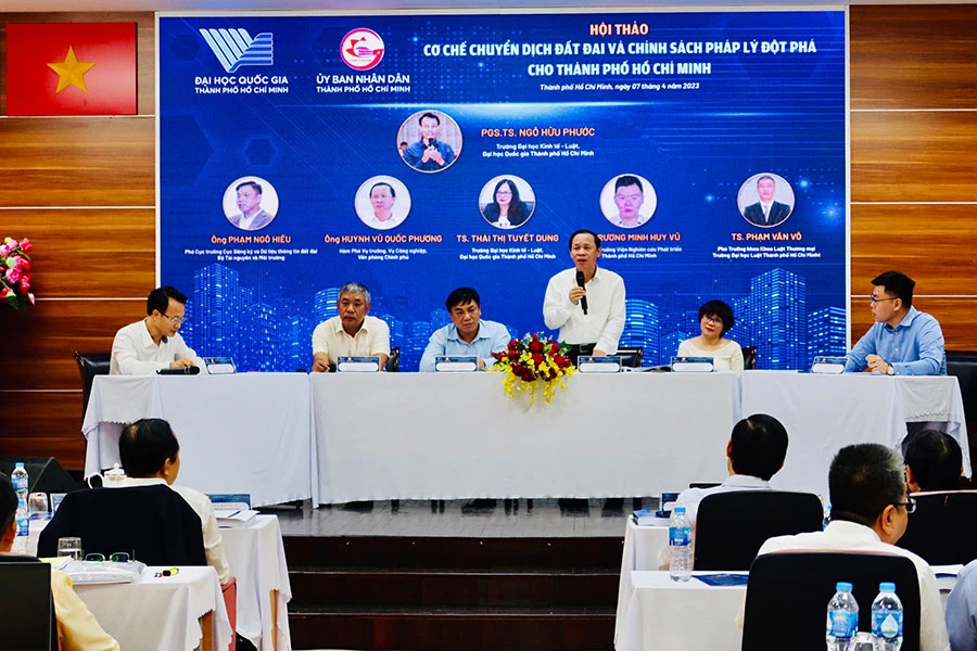 Ban chủ trì hội thảo cơ chế chuyển dịch đất đai và chính sách pháp lý đột phá cho TP.HCM vào ngày 7-4. Ảnh: TRẦN MINH