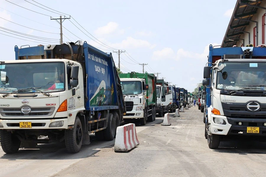 Trong thời gian công nhân ngừng việc, hàng trăm xe thu gom rác đổ về Khu liên hợp xử lý chất thải Đa Phước phải xếp hàng và dồn ứ do không thể tập kết rác. Ảnh: PL